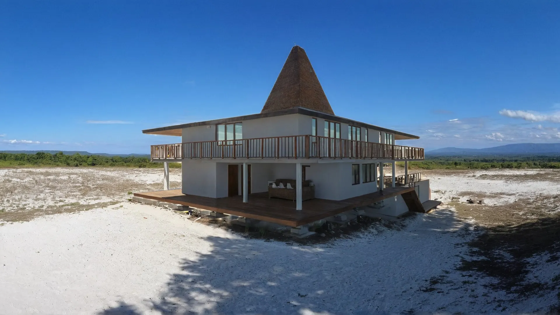 Sumba Diving Center — Vista Frontale con la Terrazza Coperta