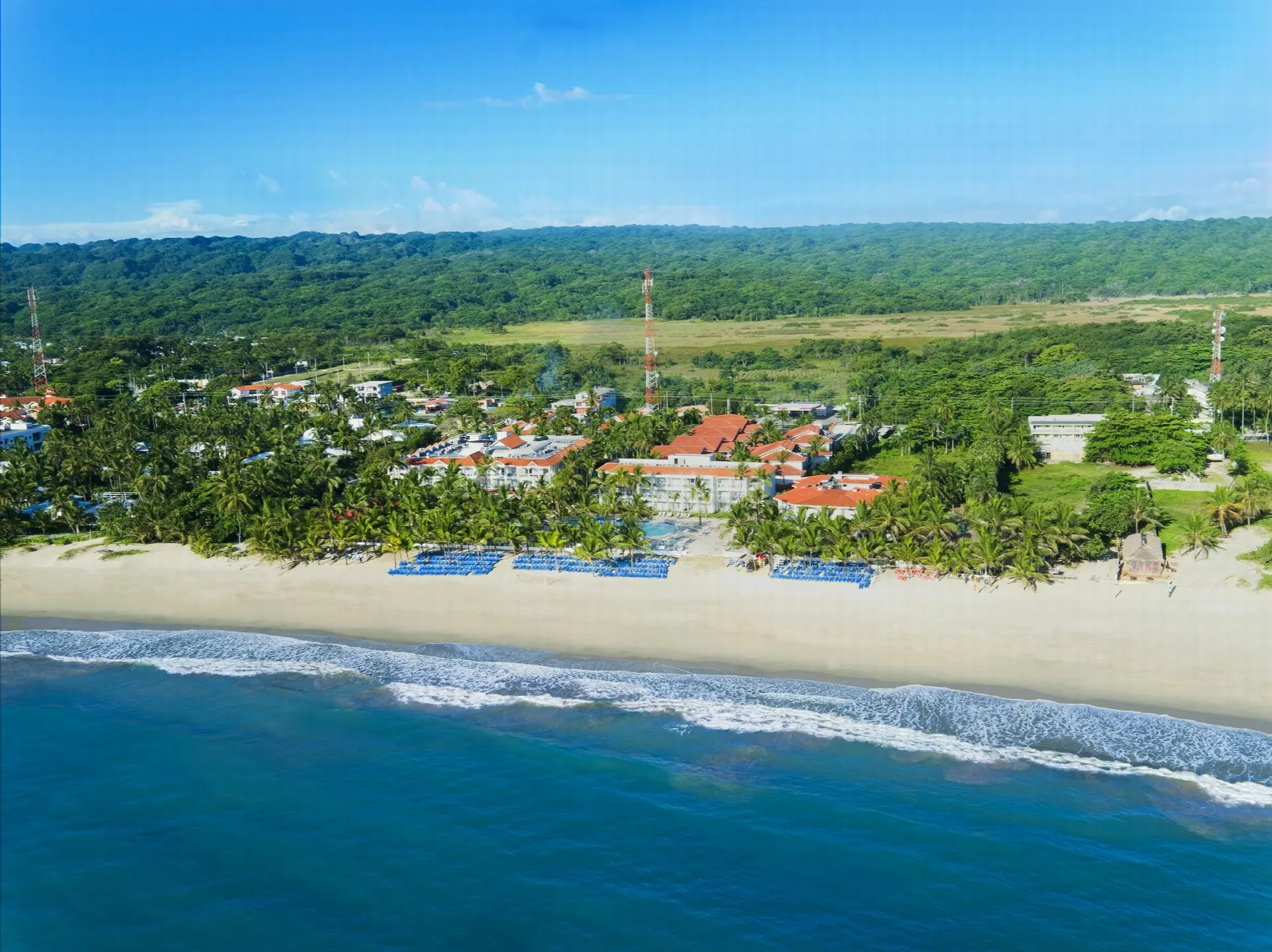 Viva Playa Dorada — Пляжная линия и поле для гольфа с моря