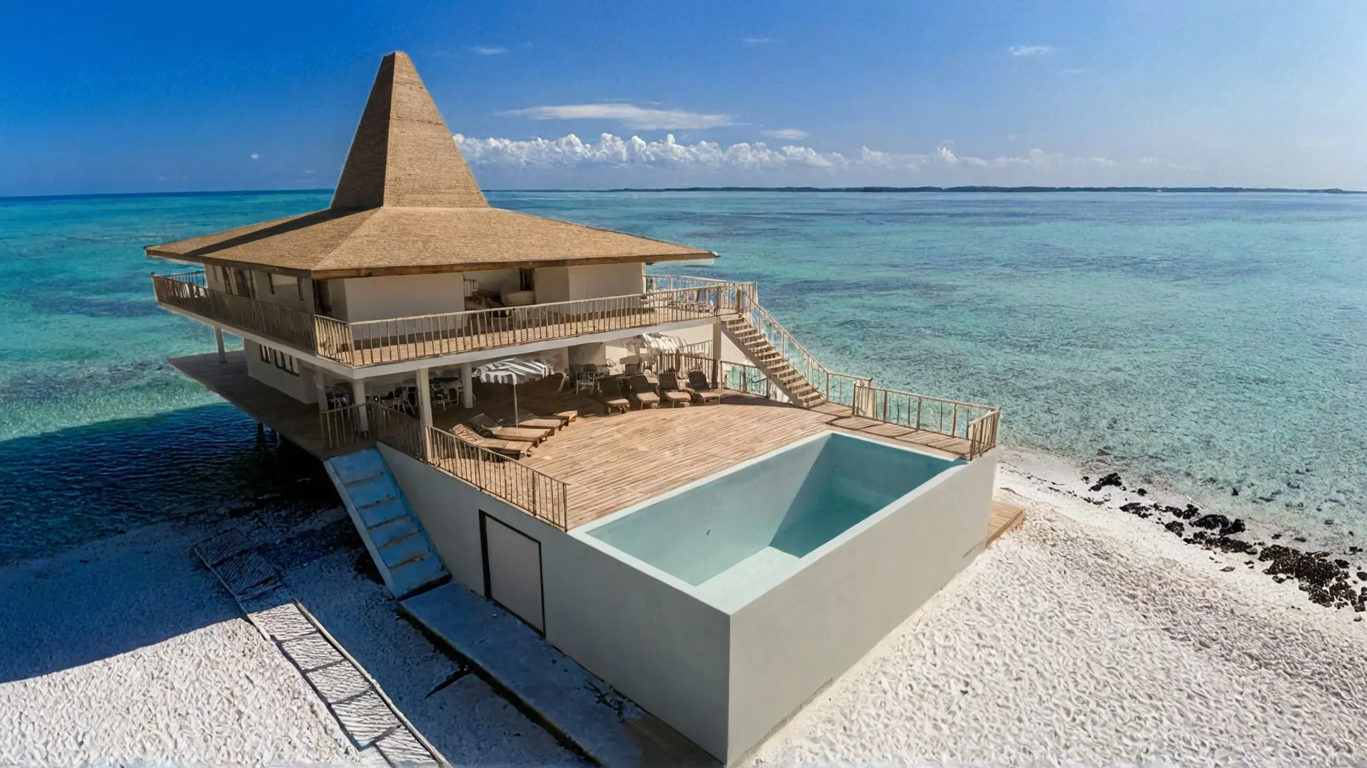 Sumba Diving Center — Deck della Piscina e Lounge all’Aperto