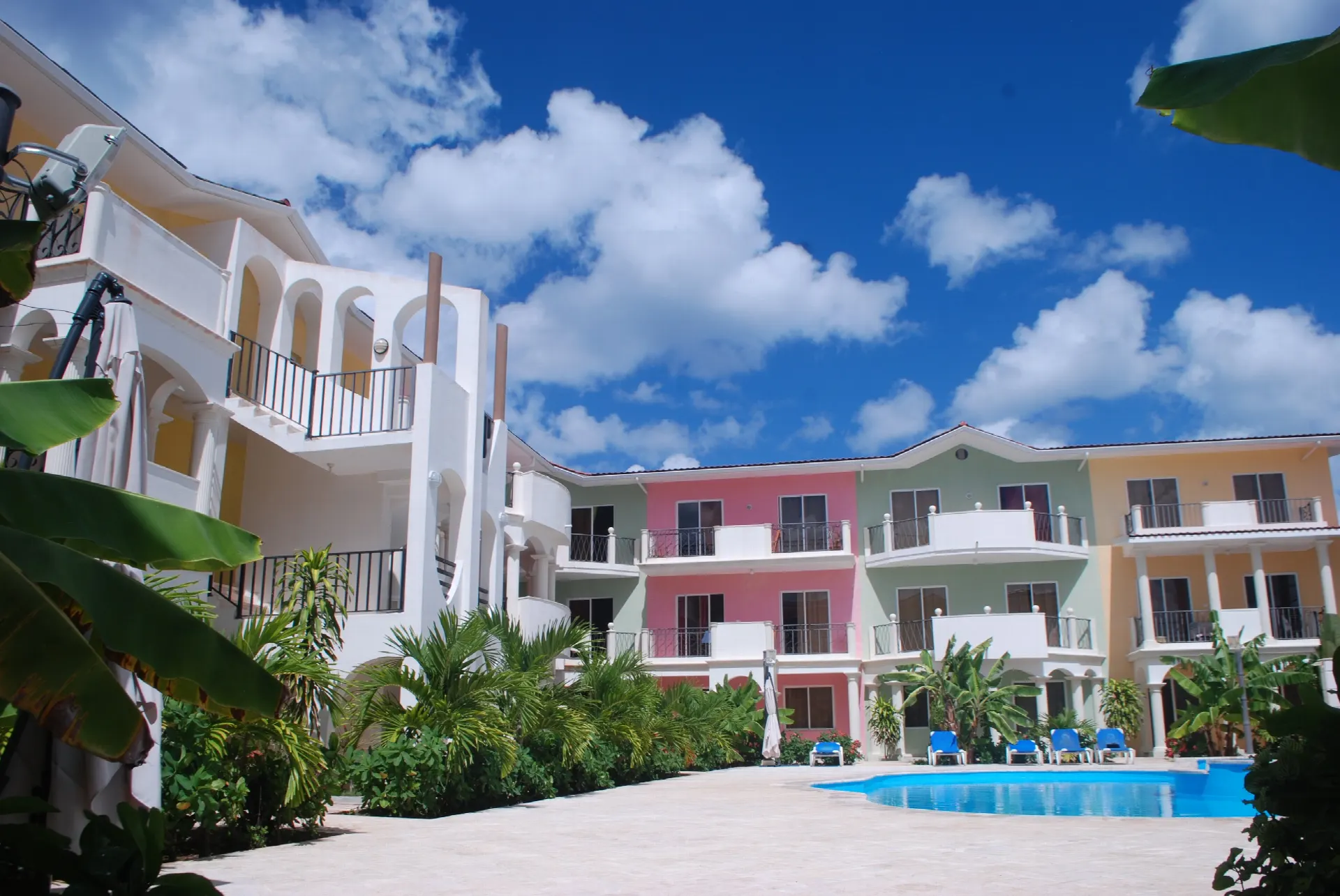 Casa Bella Caribe — La Corte vista dall’Edificio Bianco