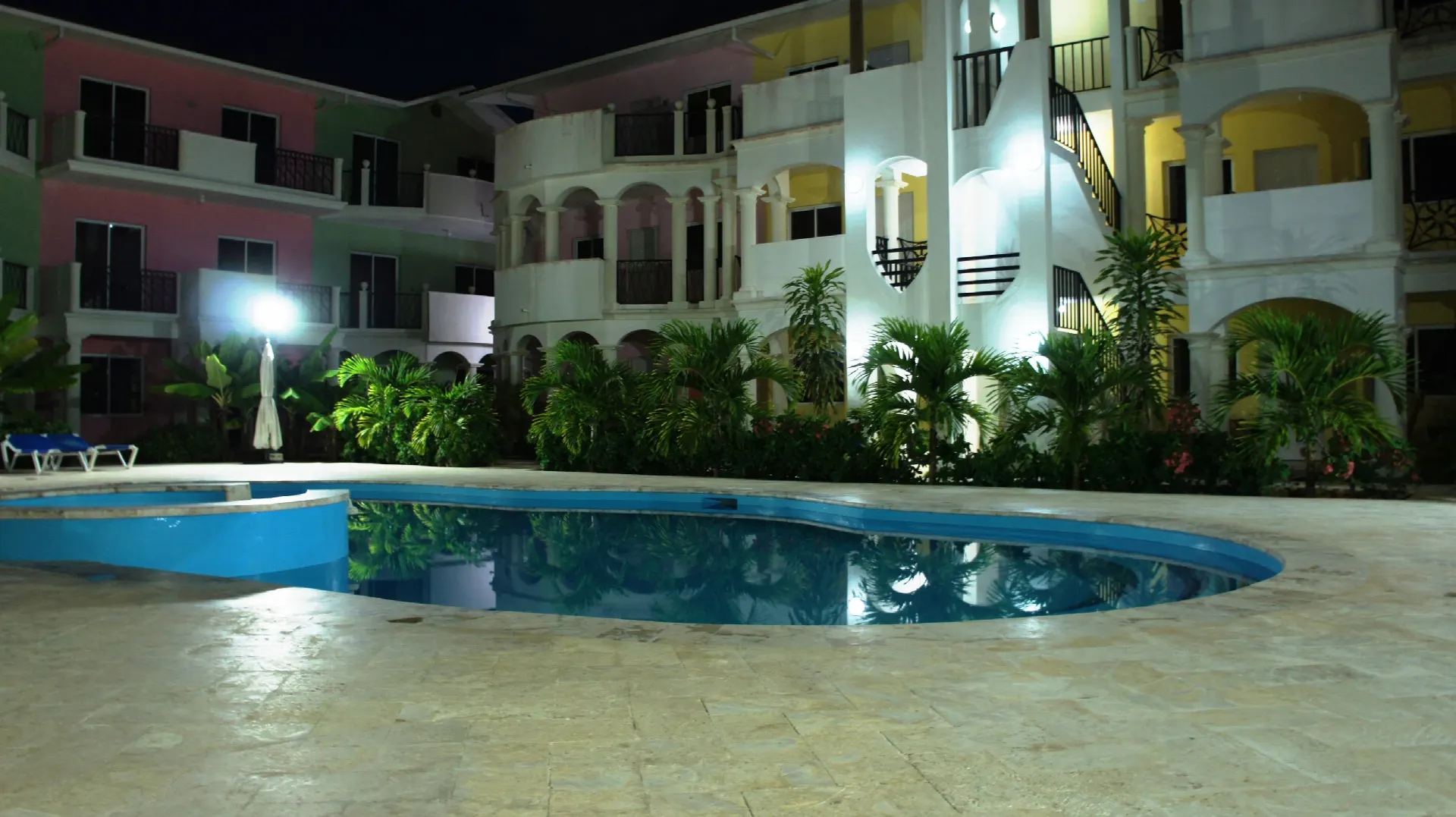 Casa Bella Caribe — La Corte con Piscina di Notte