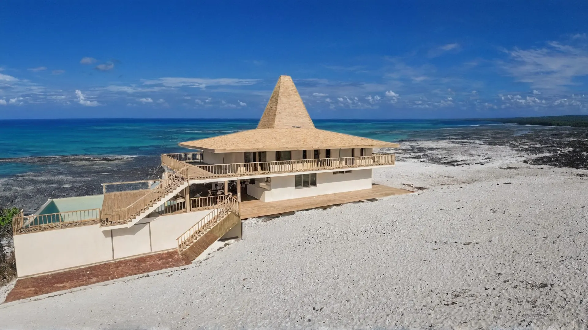 Sumba Diving Center — Deck a Terrazze e Piscina da Nord