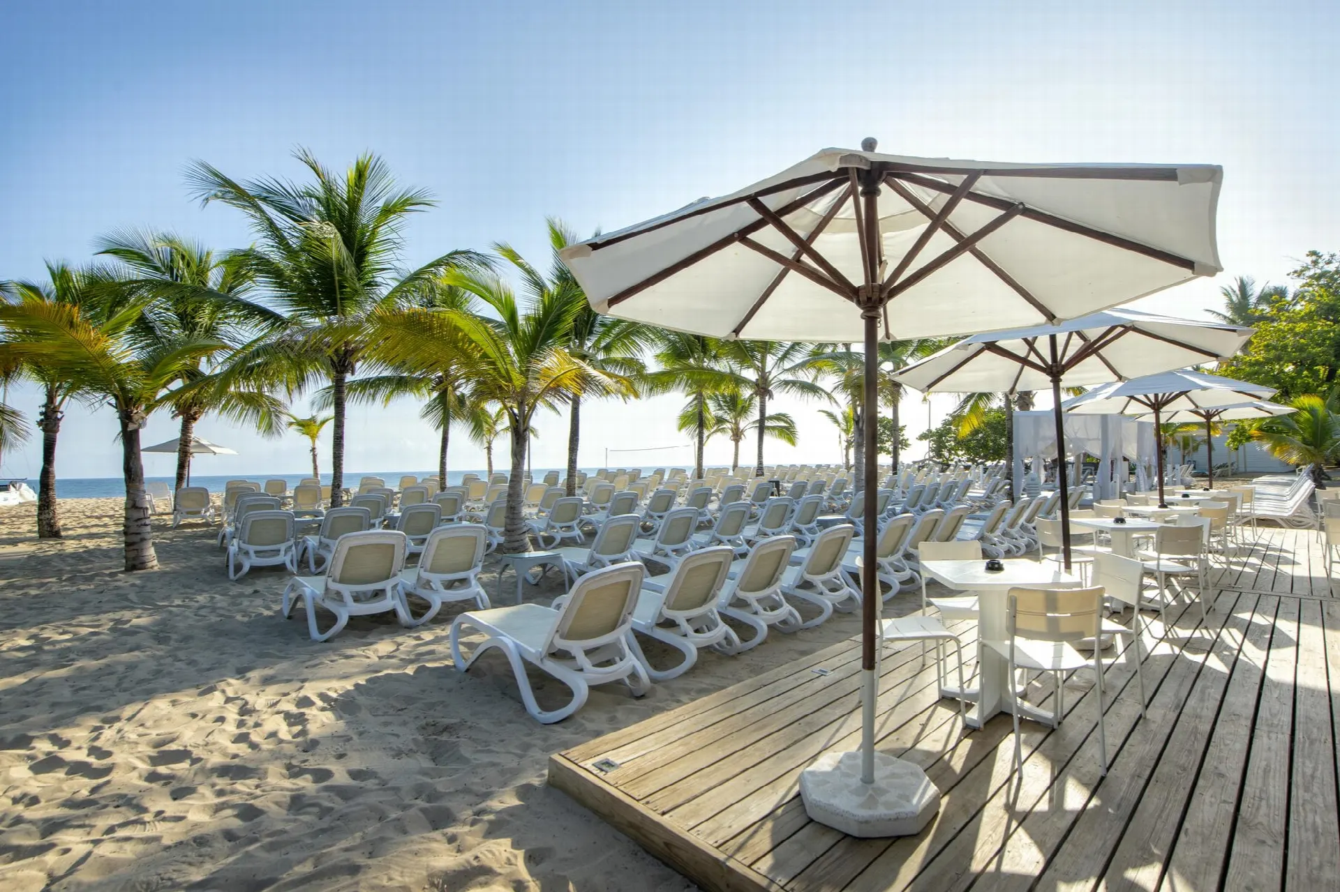 Viva Playa Dorada — Пляжный настил и шезлонги